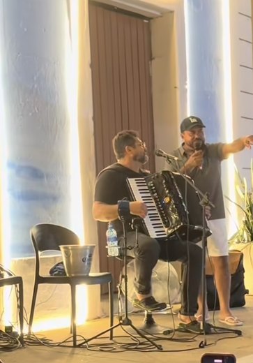 Edson Lima surpreende fãs com apresentação espontânea em praça de Piranhas