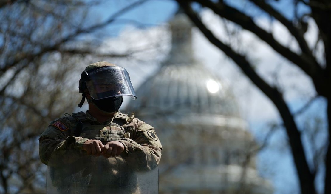 Acessos ao Capitólio são fechados; motorista joga carro contra polícia