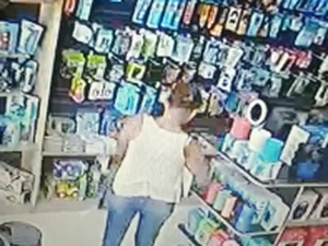 [Vídeo] Mulher furta três caixas de som de loja em Arapiraca