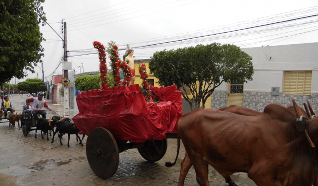 Diversos carreiros saem em procissão com a imagem de São Sebastião de Olivença ao povoado Fazenda Nova