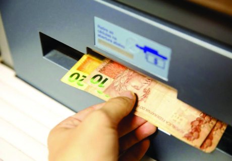 Resultado de imagem para dinheiro no caixa eletronico