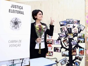 Manuela D’Ávila vota em Porto Alegre e se diz confiante