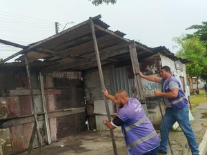 Estruturas abandonadas no Benedito Bentes são demolidas