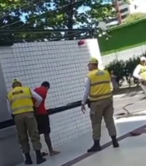 Ciclista é detido após discussão com agentes do Ronda no Bairro, na Ponta Verde