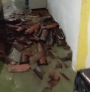 [Vídeo] Após chuvas, telhado de residência desaba e assusta moradores em Matriz de Camaragibe