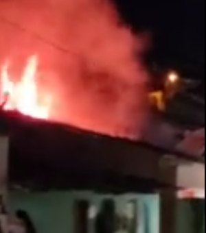 [Vídeo] Incêndio é registrado em casa na cidade de Campestre