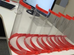 Ufal entrega primeiro lote de protetores faciais fabricados com impressoras cedidas pelo Sebrae Alagoas