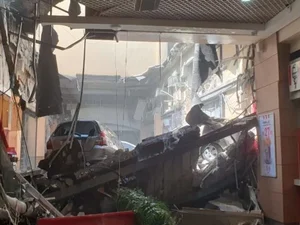 Teto de shopping desaba e causa pânico em Osasco, na Grande SP