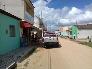Dupla armada assalta mercadinho  em Arapiraca
