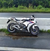 [Vídeo] Motociclista morre após sobrar em curva após a Ponte Divaldo Suruagy