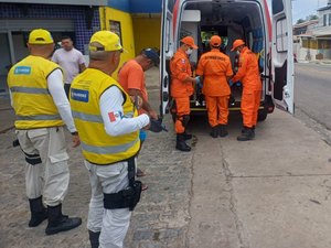 Homem é socorrido após cair em rua movimentada no bairro do Jacintinho