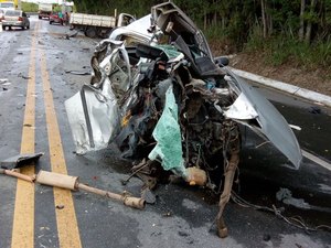 Morre mais uma vítima de acidente entre carro e caminhão na BR-104