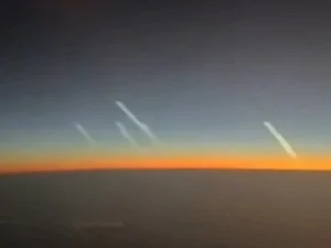 Explosões vistas de avião em Dubai revelam ataque do Irã a Israel nesta segunda