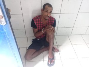 Homem é espancado por populares após roubar uma mulher na Ponta Verde