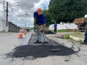 Prefeitura de Maceió fecha buracos deixados por concessionárias de água e esgoto