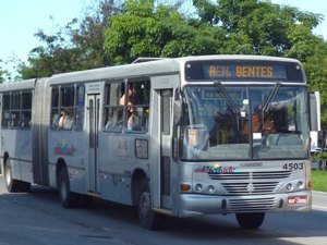 Empresa de ônibus deve pagar mais de R$ 10 mil a passageira que caiu de veículo