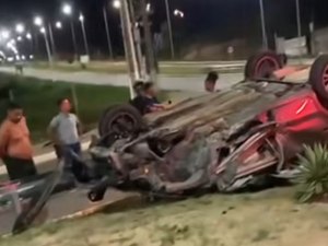 Carro capota na Avenida Rota do Mar e deixa homem ferido em Maceió
