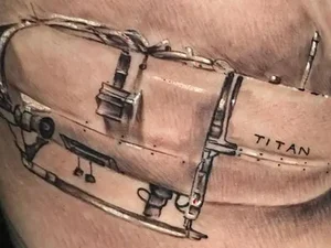 Homem tatua o submarino Titan na perna