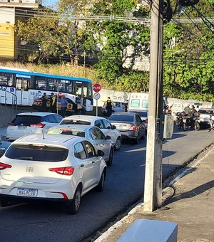 Acidente deixa motociclista ferido e trânsito lento na Ladeira Geraldo Melo, em Maceió