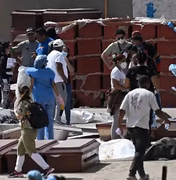Venezuelanos improvisam necrotério em porto de La Guaira