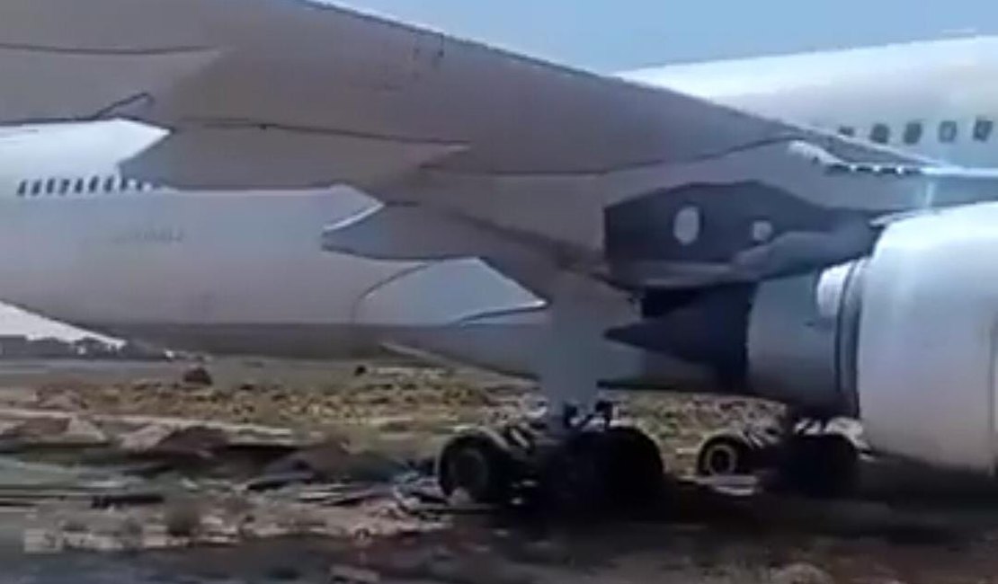 Avião sai da pista em manobra e fica preso em aeroporto da Líbia; veja