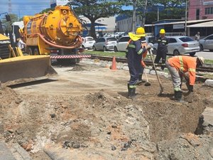 Infraestrutura executa obra emergencial na Rua Walter Ananias, na Pajuçara