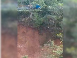 [Vídeo] Morador denuncia perigo de deslizamento de terra na BR-316 na Ladeira do Catolé