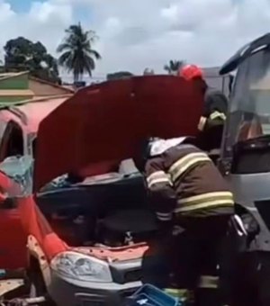 Colisão entre caminhão e carro deixa homem preso às ferragens na BR-101