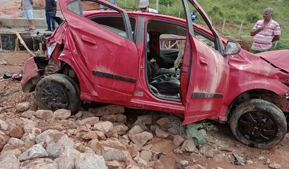 Condutor perde controle do veículo e carro capota em Palmeira dos Índios