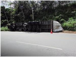 Carreta tomba e carga é saqueada, em São Miguel