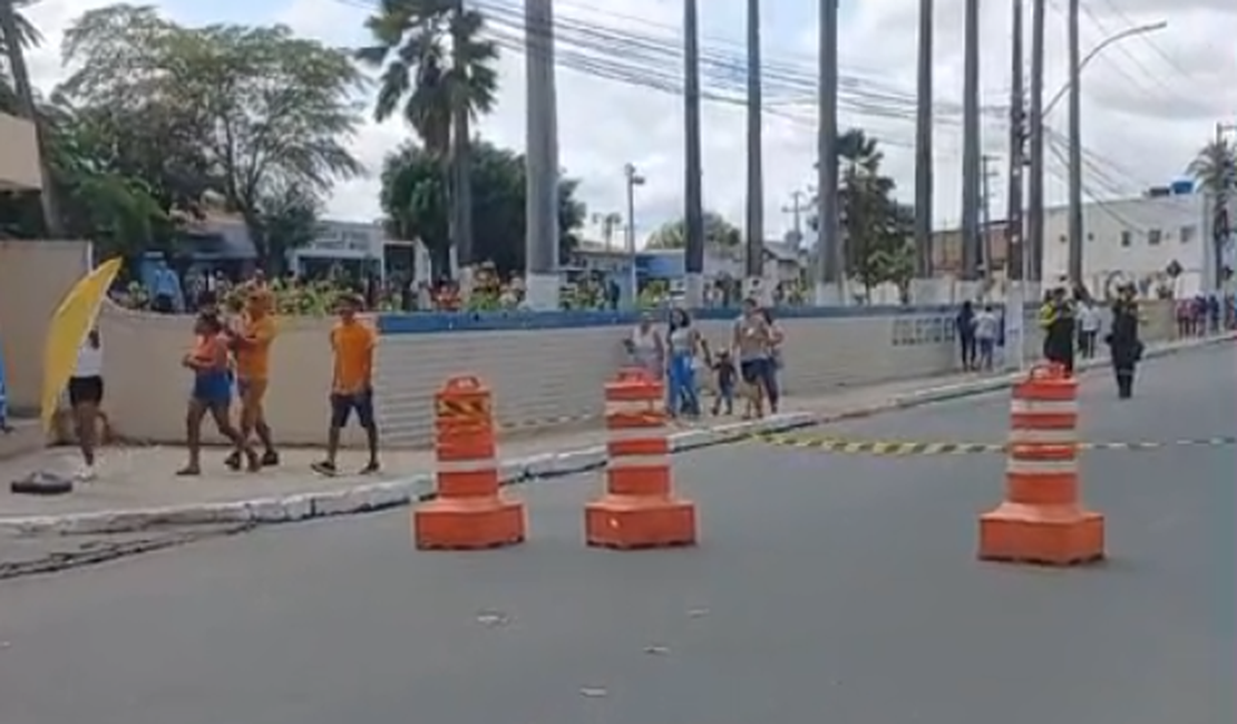 [Vídeo] Sujeira nas ruas de Palmeira dos Índios marca a manhã de eleições com derramamento de santinhos