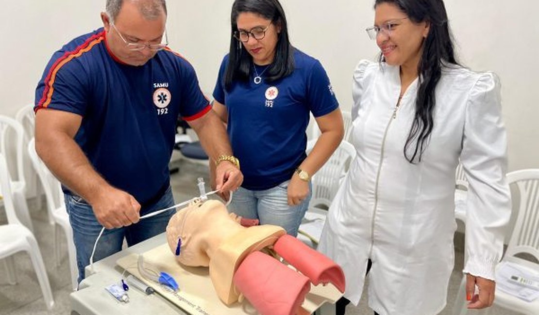 Profissionais do Hospital de Emergência do Agreste são treinados sobre o uso de máscara laríngea