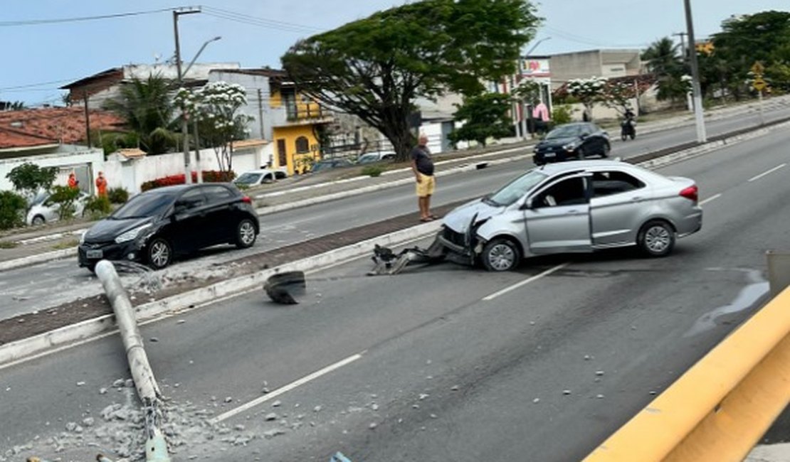 Carro colide com poste e bloqueia parte de avenida, em Jacarecica