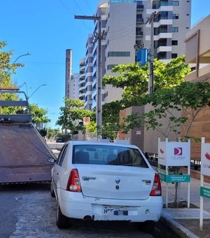 Polícia Civil recupera carro furtado e abandonado no bairro da Jatiúca, em Maceió