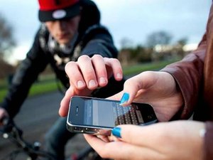 Entregador de lanches tem celular roubado em Palmeira dos Índios