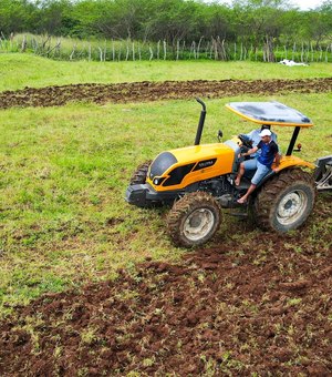 Aração de terras beneficia mil produtores rurais de Traipu