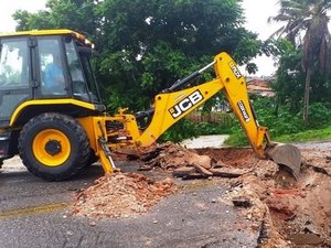 Prefeitura de Penedo abre rodovia para escoar água represada na parte baixa da cidade