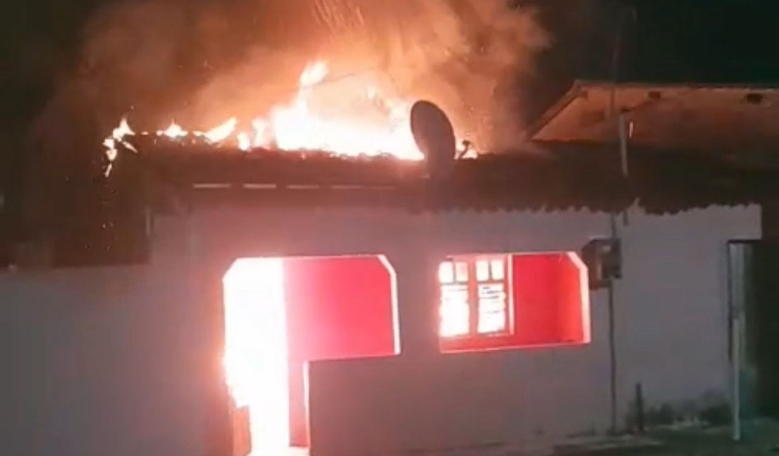 Chamas tomam residência no bairro Retiro e mobilizam Bombeiros em Junqueiro