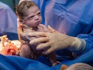 Família sabia que 'bebê brava' viraria meme, segundo fotógrafo do parto