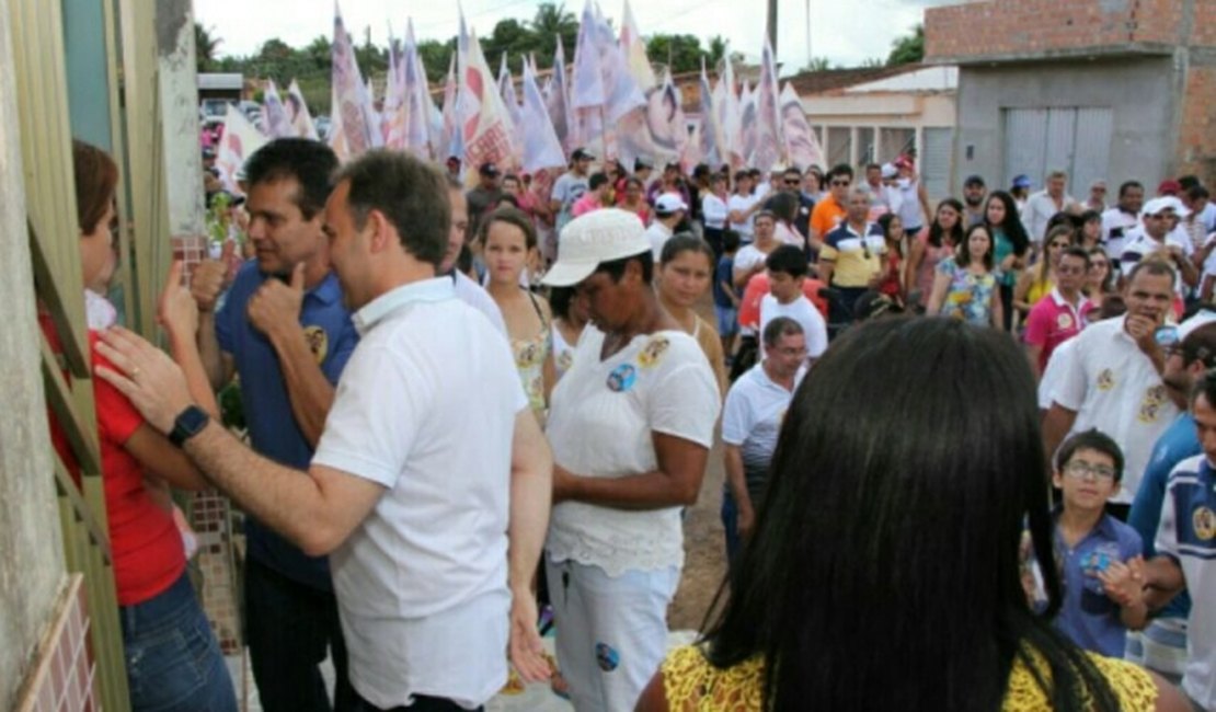 Ricardo Nezinho realiza caminhada em comunidade de Arapiraca
