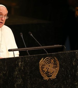 Países que fabricam armas de guerra fomentam migração, mas recusam refugiados, diz Papa Francisco