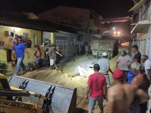 Maragogi: caçamba ‘encalhada’ no Adélia Lira é retirada