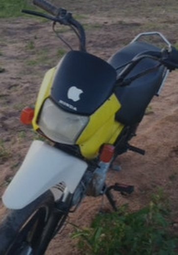 Motocicleta Honda Pop amarela é furtada na porta de casa em Feira Grande
