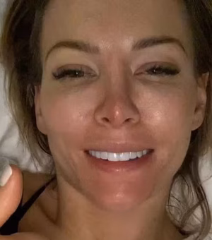 Mulher finge câncer terminal para fazer o namorado pagar por próteses de silicone para ela
