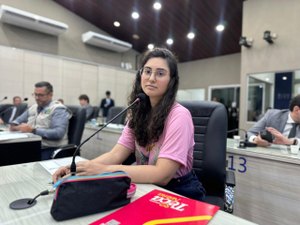 Teca Nelma rebate deputado e defende debate responsável sobre direitos LGBTQIAPN+