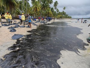 Hospital atende 17 voluntários que tiveram reações após contato com óleo em Pernambuco