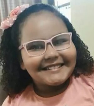 Menina de 8 anos morre atingida por bala perdida no sofá de casa