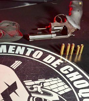 Suspeitos de tráfico fogem da polícia e abandonam revólver em Ipioca