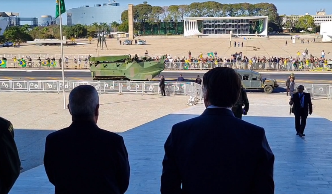 Bolsonaro acompanha desfile de tanques militares no Palácio do Planalto