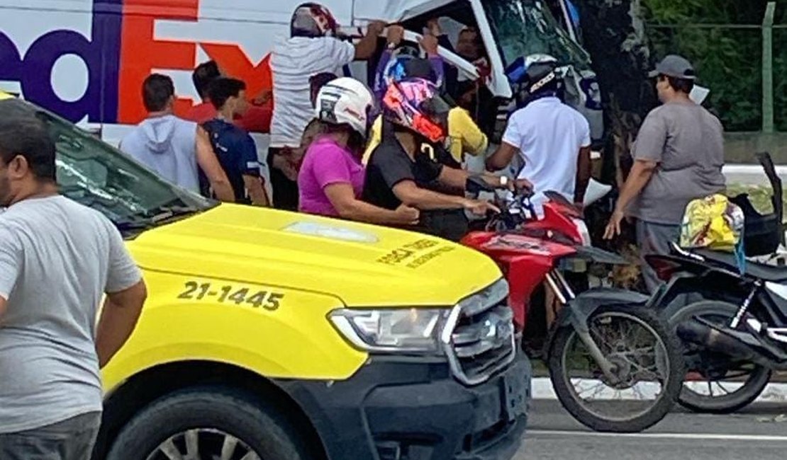 [Vídeo] Motorista de van fica ferido após colidir contra árvores na Av. Fernandes Lima